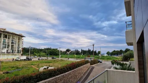 Pogled sa terase na okolno naselje i zelenilo. - image 8