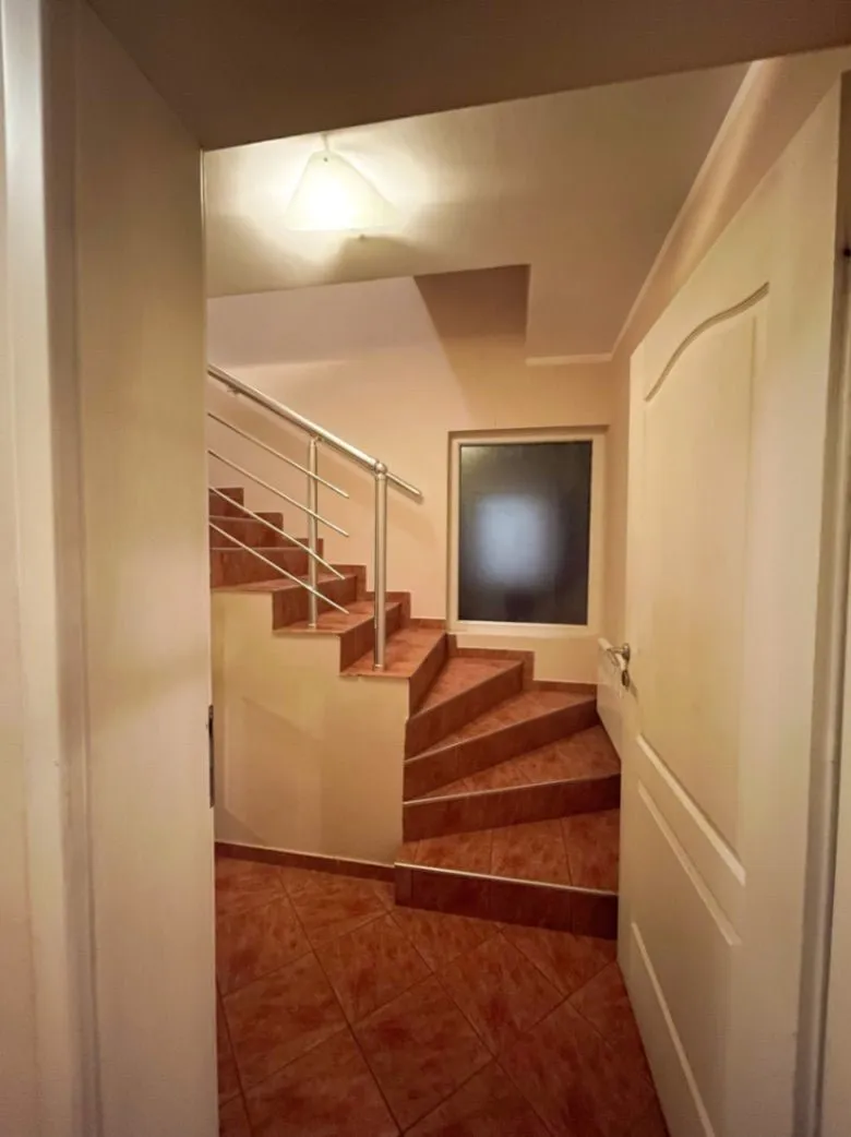 Prodaja, četvorosoban stan, 120m², Ljubović, Podgorica