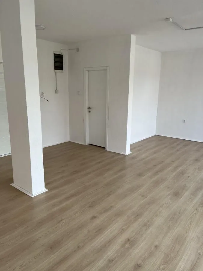 Rent, office space, 38m², Niš, Srbija