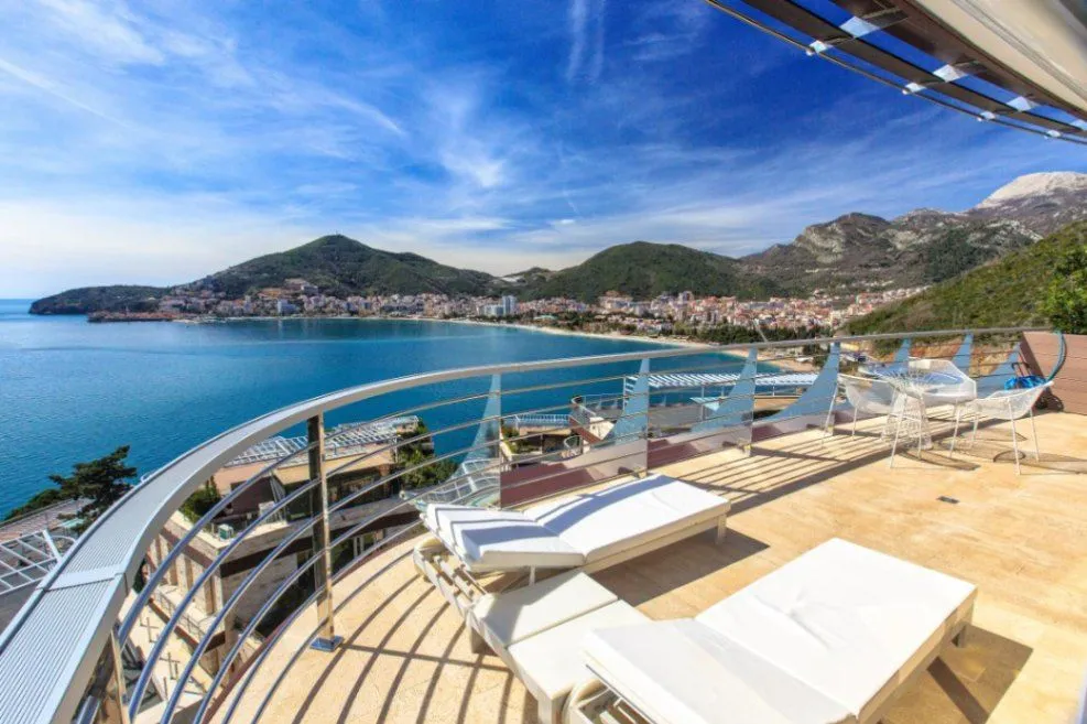 Izdavanje, dvosoban stan, 174m², Dukley Gardens, Budva