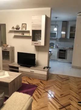 Dnevni boravak sa televizorom i pogledom na kuhinju u pozadini. - image 4