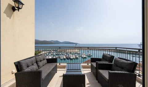 Namješten balkon sa garniturom za sjedenje i pogledom na marinu i more. - image 20