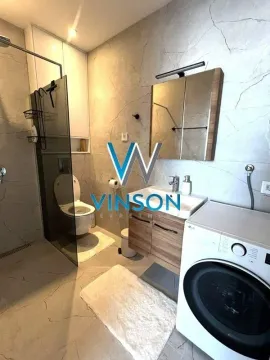 Moderno opremljeno kupatilo sa tuš kabinom, umivaonikom i veš mašinom. - image 10