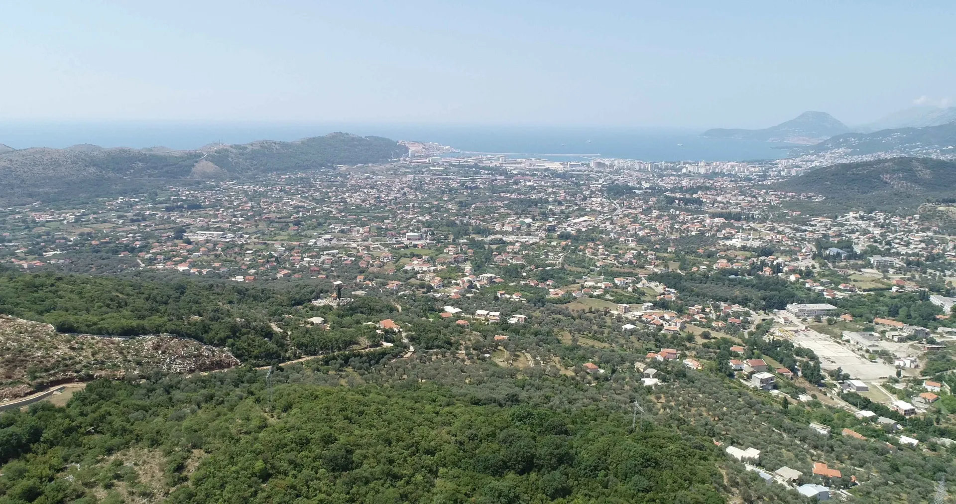 Panoramski pogled na naselje i more sa uzvišenja.