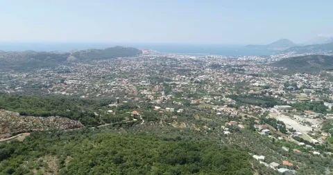 Panoramski pogled na naselje i more sa uzvišenja. - image 2