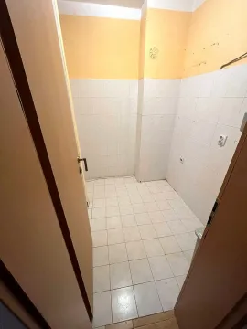 Prazna prostorija sa keramičkim pločicama na zidovima i podu, pogodna za kuhinju. - image 6