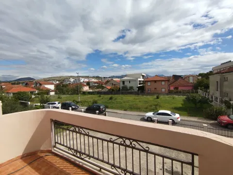 Izdavanje, kuća, 160m², Tološi, Podgorica - image 16