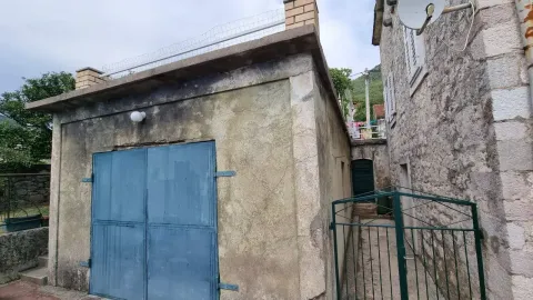Spoljašnji dio kuće sa dvorišnim ulazom i pomoćnim objektom. - image 9