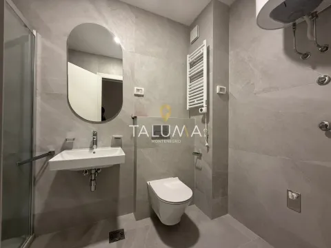 Moderno opremljeno kupatilo sa tuš kabinom i sivim pločicama. - image 6
