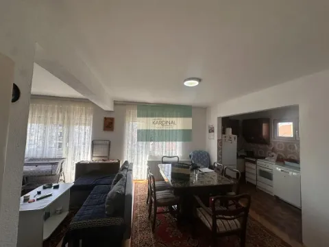 Dnevni boravak sa trpezarijom i otvorenim prolazom ka kuhinji. - image 11