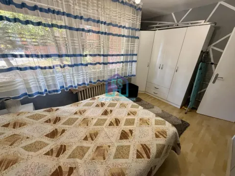 Nameštena spavaća soba sa bračnim krevetom, velikim garderoberom i prozorom sa zavesama. - image 16