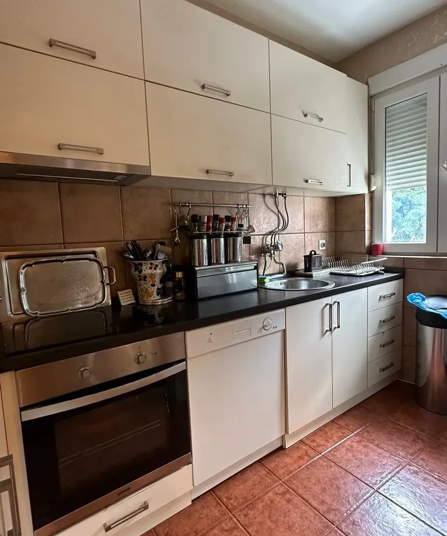 Izdavanje, kuća, 340m², Gorica C, Podgorica