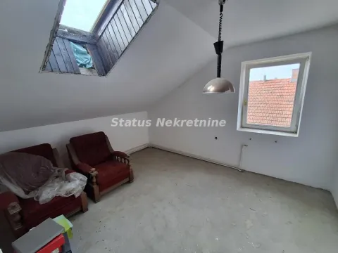 Potkrovlje sa krovnim prozorom, manjim prozorom i dve fotelje. - image 12