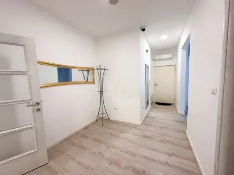 Izdavanje, poslovni prostor, 75m², Centar, Podgorica - image 3