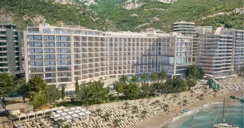 Pogled iz vazduha na hotelski kompleks i plažu sa ležaljkama. - image 18