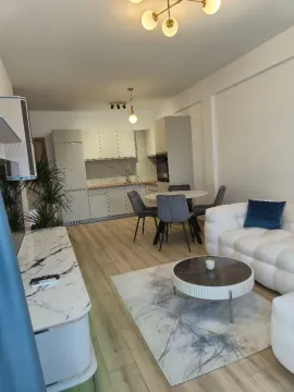 Moderan dnevni boravak sa trpezarijom i kuhinjom u pozadini. - image 6