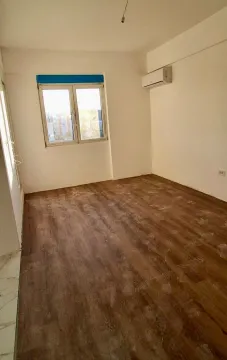 Prazna soba sa laminatom i klima uređajem. - image 2