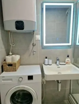 Savremeno opremljeno kupatilo sa umivaonikom, veš mašinom i bojlerom. - image 7