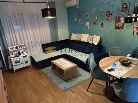 Stan in Adamovićevo Naselje