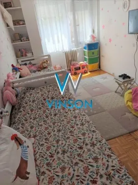 Dečja soba sa dva kreveta, igračkama i tepihom sa zvezdicama. - image 8