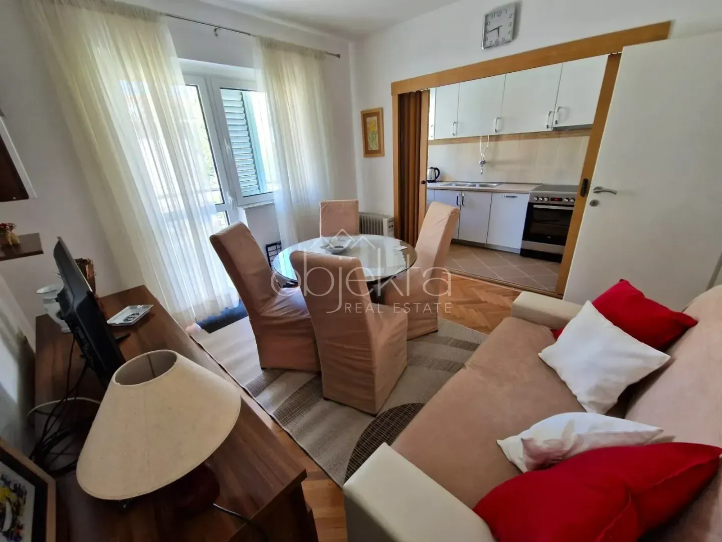 Dnevni boravak sa trpezarijom i garniturom za sjedenje.