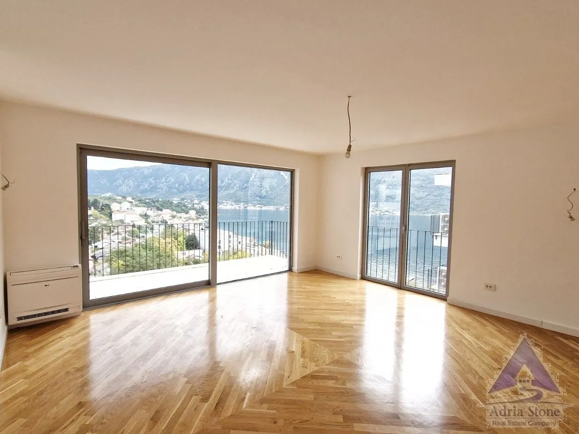 Prodaja, četvorosoban stan, 200m², Dobrota, Kotor
