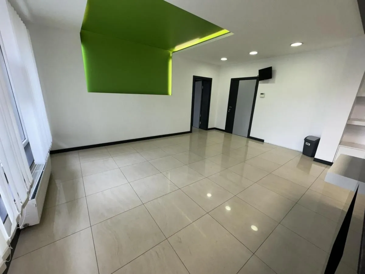 Izdavanje, poslovni prostor, 300m², Cvetkova Pijaca, Zvezdara Sve Podlokacije