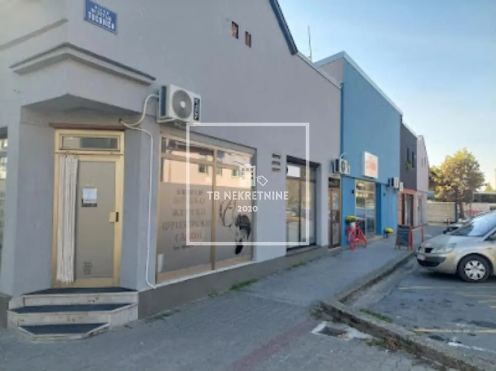 Spoljašnji izgled poslovnog prostora u prizemlju zgrade.