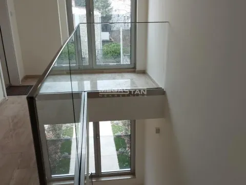 Izdavanje, četvorosoban stan, 156m², Senjak, Beograd - image 10