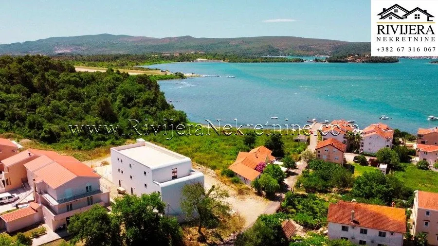 Pogled iz vazduha na obalu i okolne kuće u naselju.