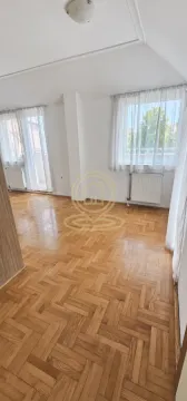 Prazna soba sa parketom i belim zidovima. - image 13