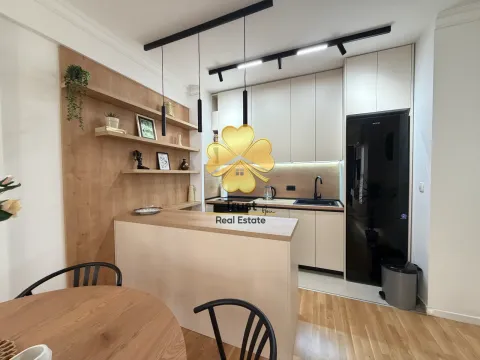 Moderna kuhinja sa šankom i drvenim elementima. - image 7