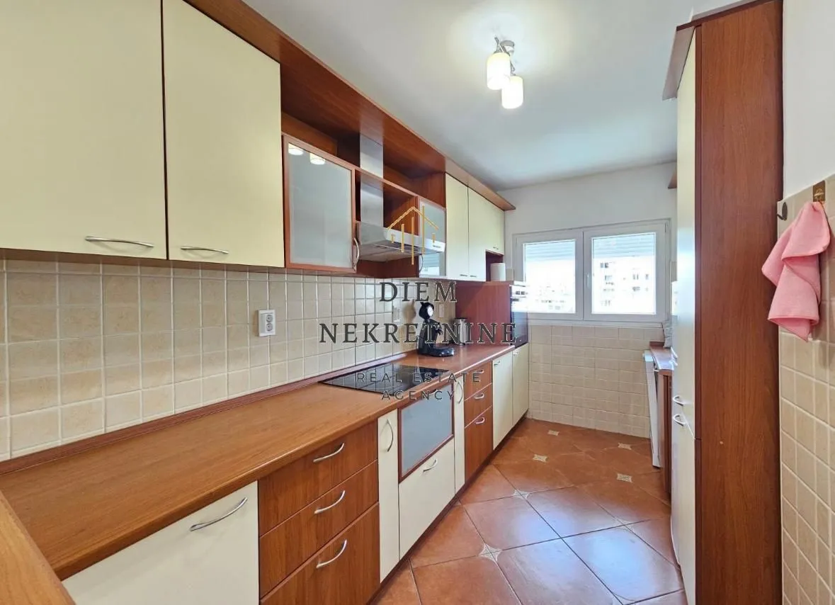 Izdavanje, trosoban stan, 120m², Centar, Bar