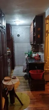 Manja kuhinja sa tamnim drvenim elementima i šporetom na čvrsta goriva. - image 7