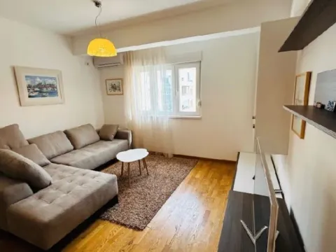 Izdavanje, jednosoban stan, 54m², City Kvart, Podgorica