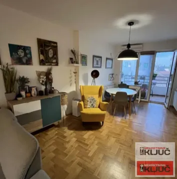 Dnevna soba sa trpezarijom i izlazom na balkon. - image 3
