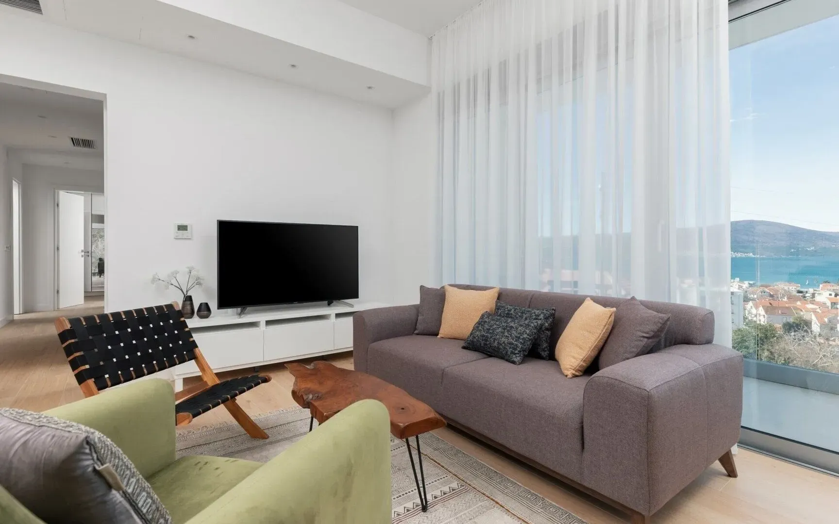 Izdavanje, četvorosoban stan, 273m², Marići, Tivat