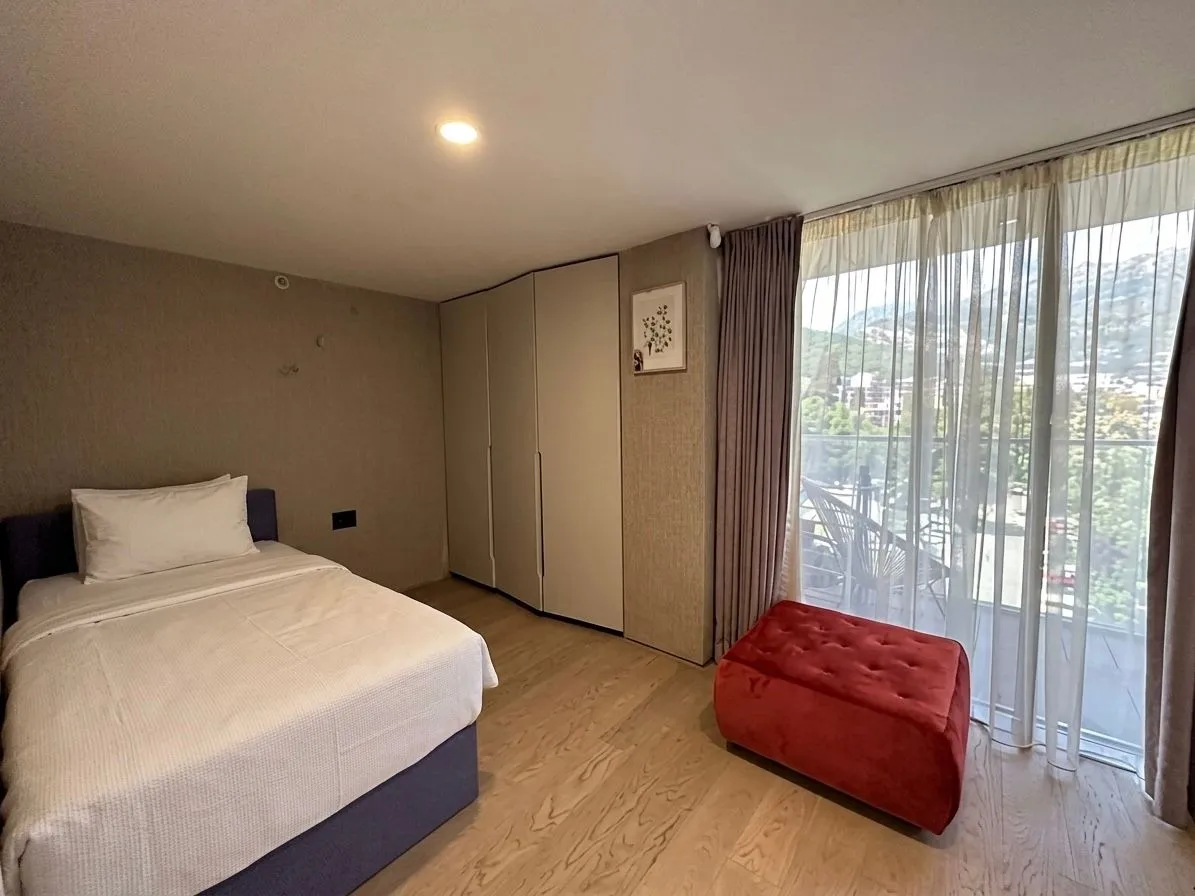 Izdavanje, dvosoban stan, 98m², Centar, Budva