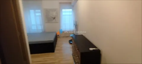 Spavaća soba sa bračnim krevetom i tamnom komodom. - image 32
