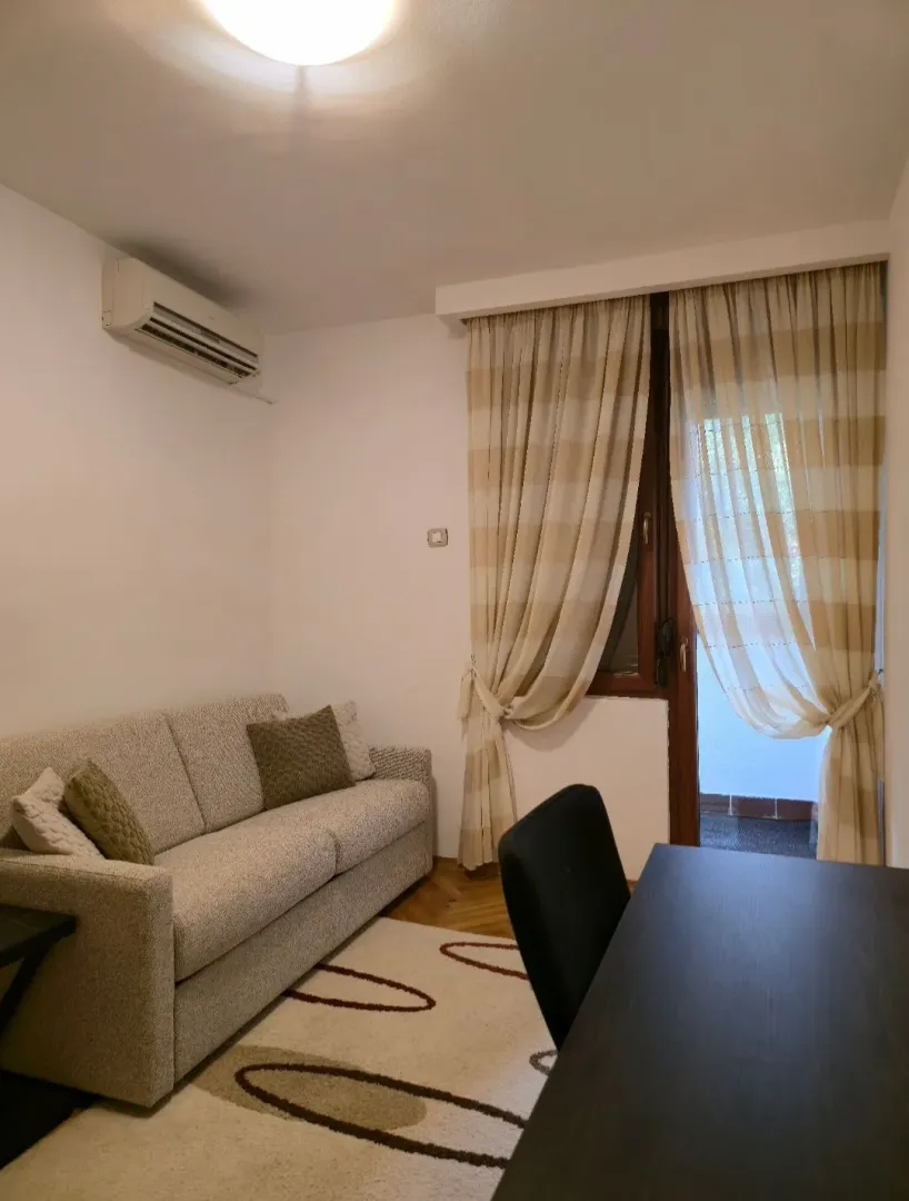 Izdavanje, dvosoban stan, 72m², Blok 6, Podgorica