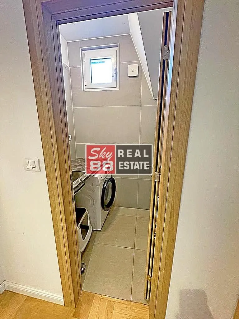 Izdavanje, stan, 180m², Senjak, Beograd
