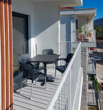 Natkriveni balkon sa garniturom za sedenje i stolom. - image 13
