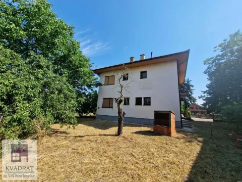 Pogled na dvorište i fasadu kuće sa zelenilom. - image 4