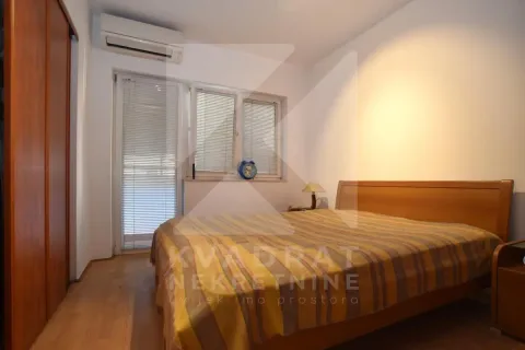 Spavaća soba sa bračnim krevetom, plakarom i izlazom na terasu. - image 7
