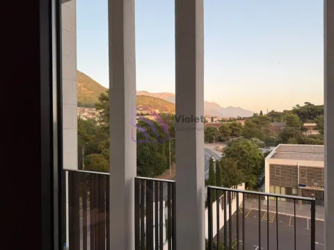 Pogled sa balkona na okolne zgrade i brda. - image 9