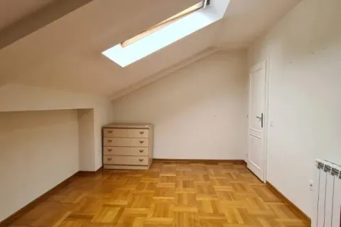 Prazna potkrovna prostorija sa parketom i krovnim prozorom. - image 16