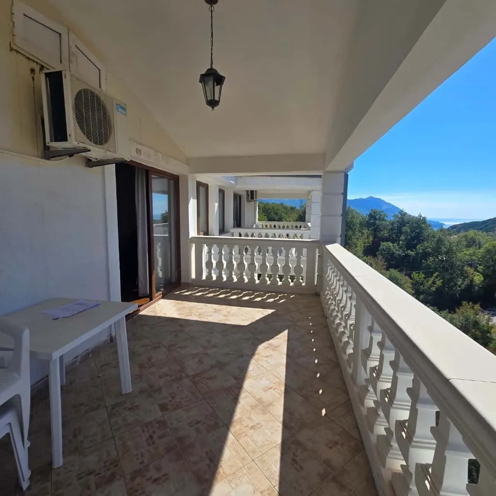 Spacious covered terrace with a view of nature and the sea.