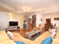 Izdavanje, četvorosoban stan, 160m², Tološi, Podgorica - image 1