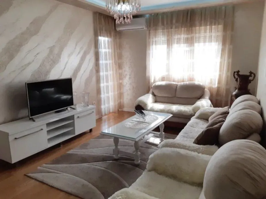 Izdavanje, jednosoban stan, 49m², Central Point, Podgorica