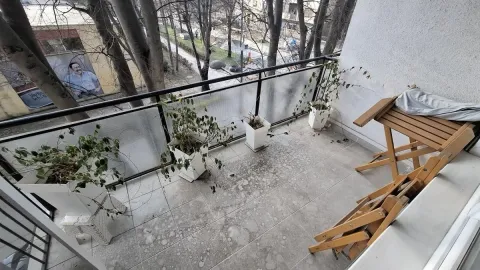 Manji balkon sa keramičkim pločicama, saksijama i drvenim sklopivim stolom. - image 17